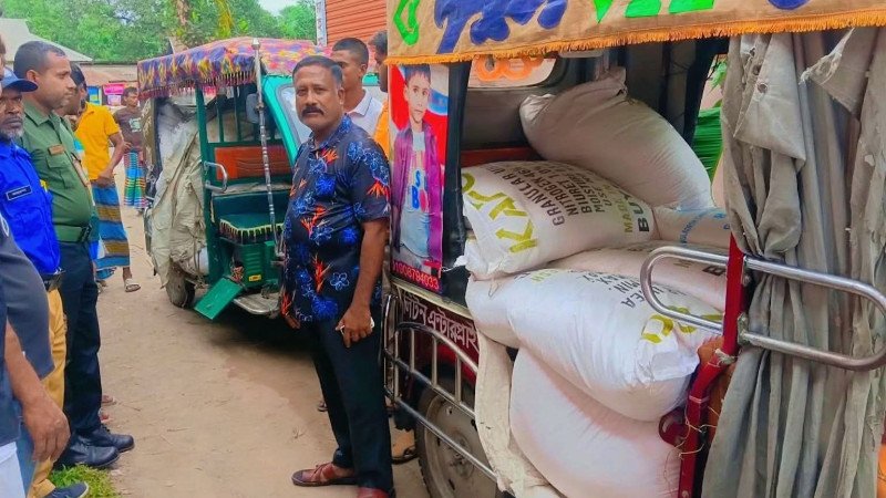 বকশীগঞ্জে অটোরিকশা থেকে আরও ২৫ বস্তা সার জব্দ