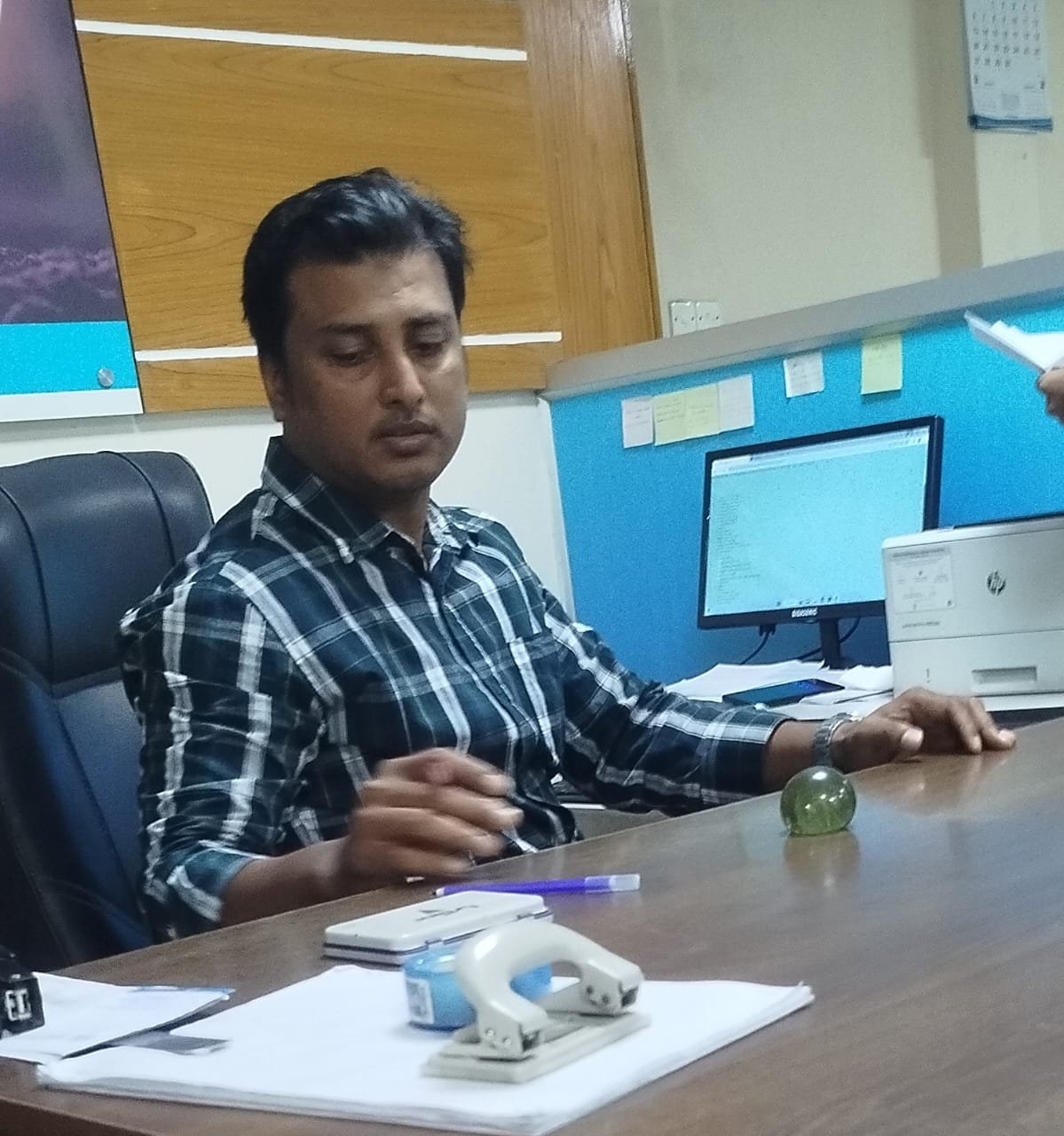 ‎৬০ হাজার টাকা তুললেন, এসএমএসে দেখাল ১ লাখ, অনিয়মের প্রশ্ন করতেই ‘কিসের সাংবাদিক?’—জনতা ব্যাংকের কর্মকর্তাদের আচরণে ক্ষুব্ধ গ্রাহকরা‎