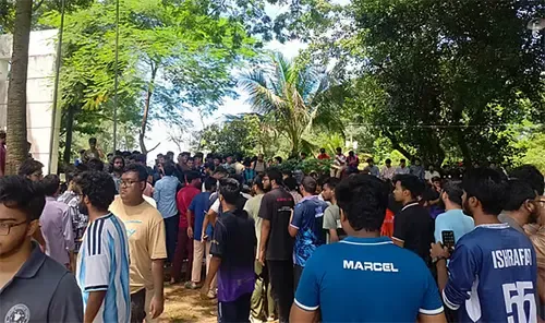 চুয়েটে উপাচার্য পুনর্বহালের দাবিতে শিক্ষার্থীদের বিক্ষোভ ও তালা