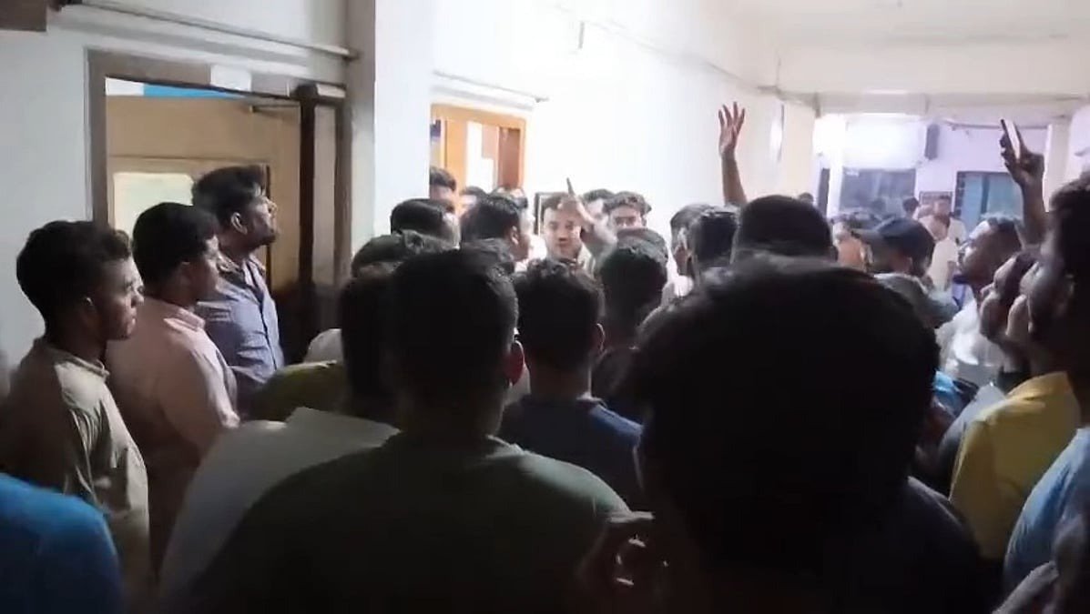 নারায়ণগঞ্জে এনসিপি নেতার হুমকি: থানার সামনে উত্তাল পরিস্থিতি