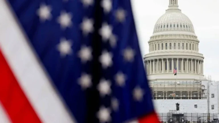 রাশিয়া থেকে তেল আমদানিতে ভারতের ওপর ১০০ শতাংশ শুল্কের
