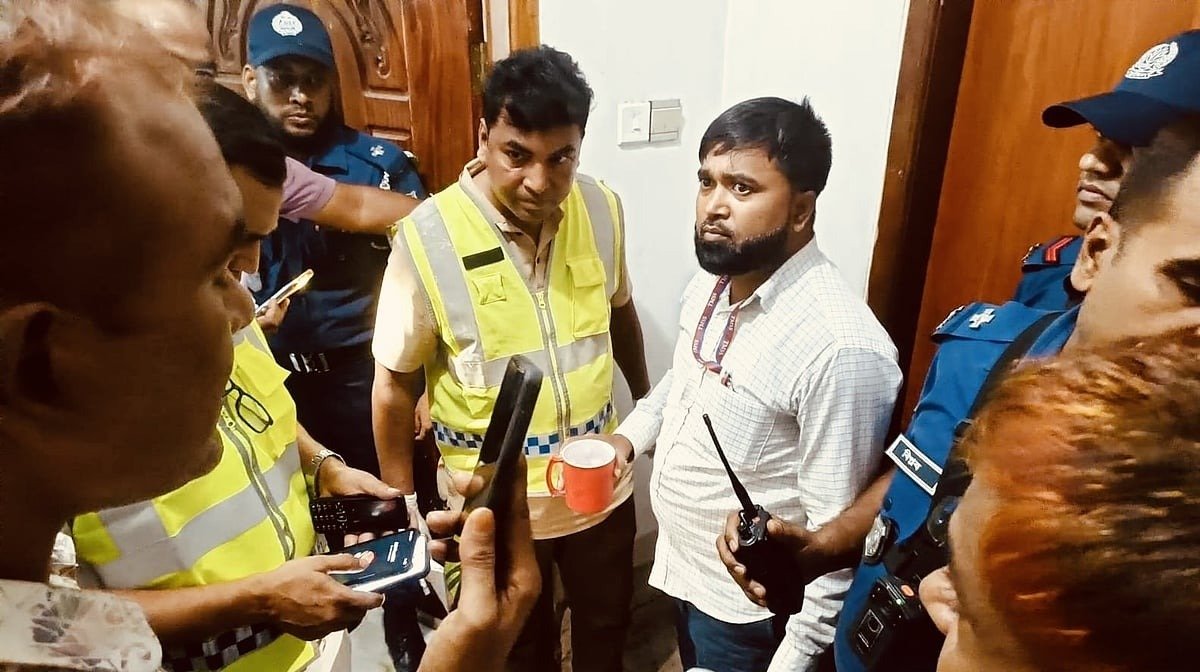 নাটোরে শিশুর আঙুল কাটার অভিযোগে কনস্টেবল দম্পতি গ্রেপ্তার