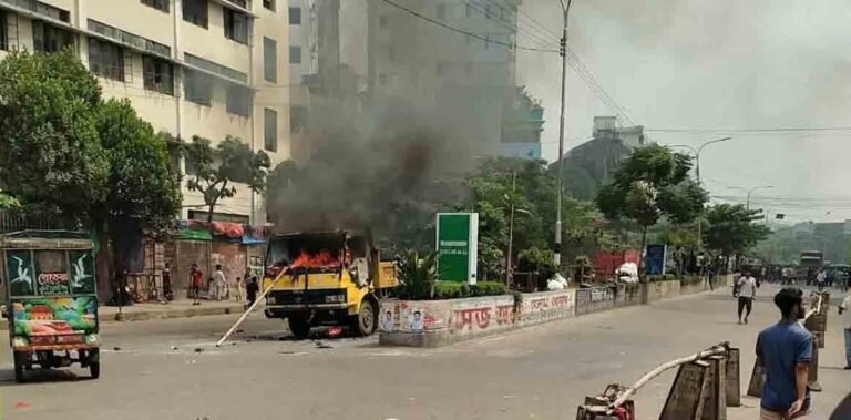 মিরপুরে ফুটপাত উচ্ছেদ অভিযান ঘিরে রণক্ষেত্র, ভাঙচুর ও অগ্নিসংযোগ