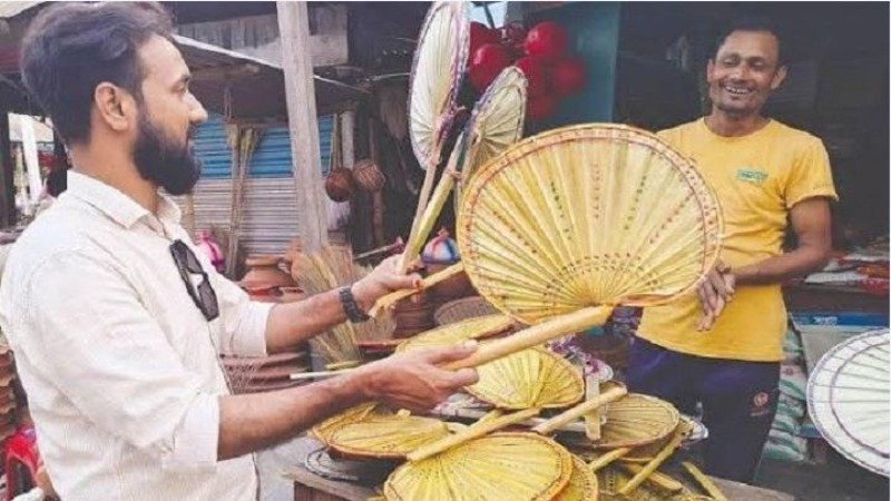 তীব্র গরমে সিরাজগঞ্জে বেড়েছে তালপাতার হাতপাখার চাহিদা