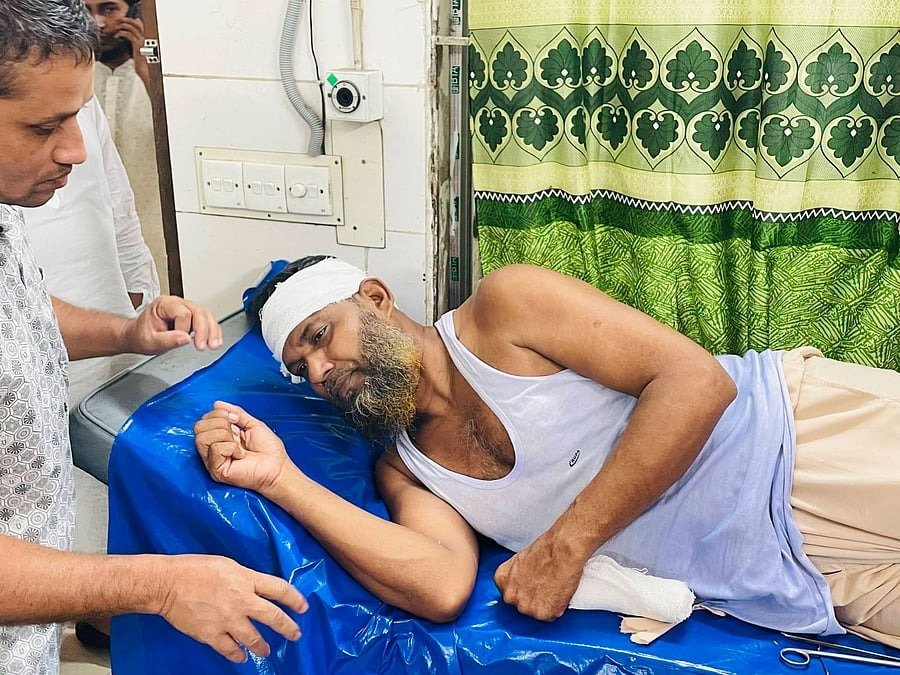 নোয়াখালীতে অটোরিকশা থামিয়ে ব্যবসায়ী ও কিশোরকে গুলি ও কুপিয়ে