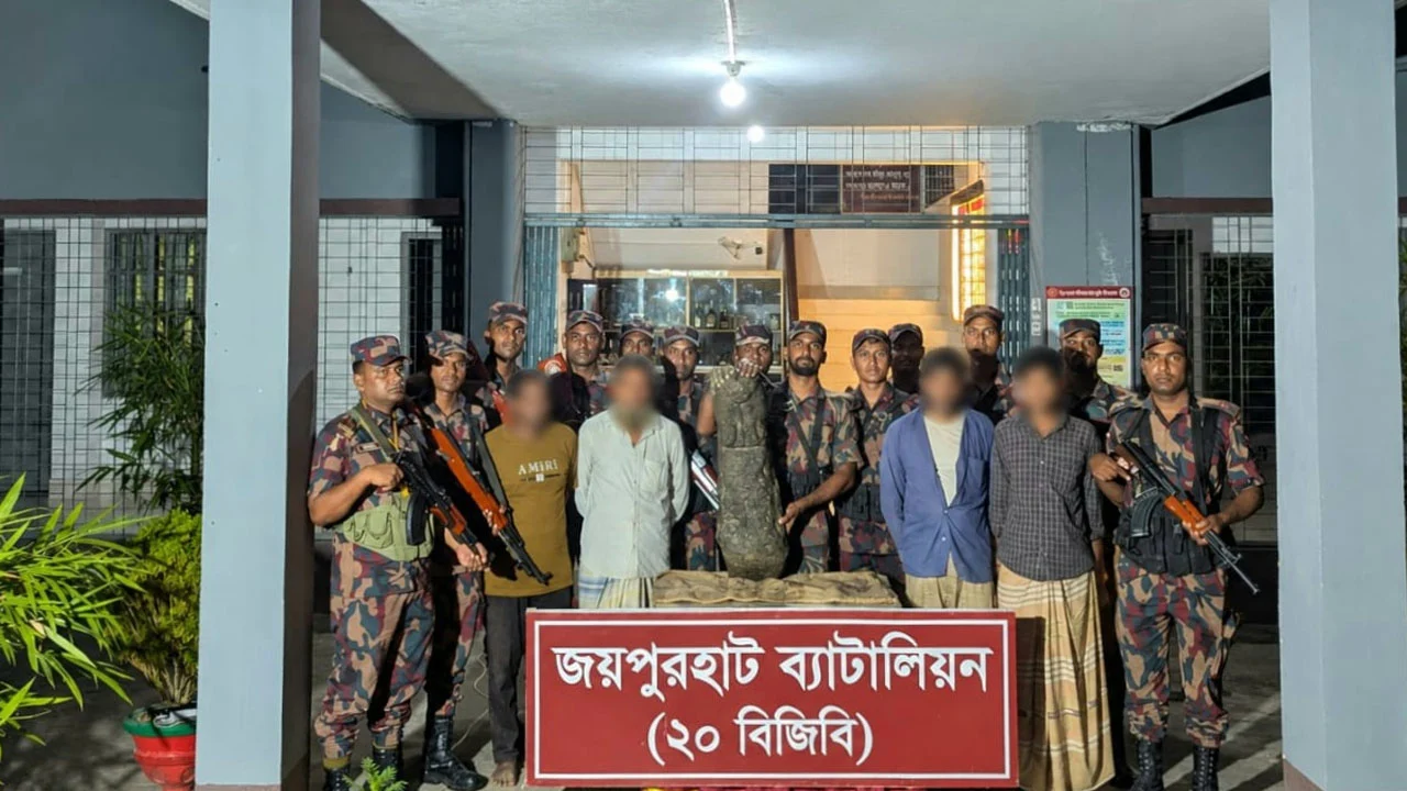 জয়পুরহাটে ৭২ কেজির কষ্টিপাথরের মূর্তিসহ আটক ৪