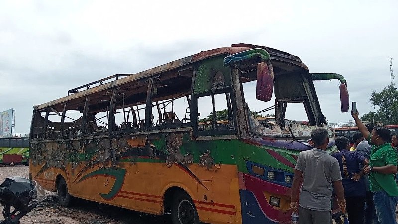 দৌলতদিয়ায় দাঁড়িয়ে থাকা বাসে অগ্নিসংযোগ, থানায় মামলা