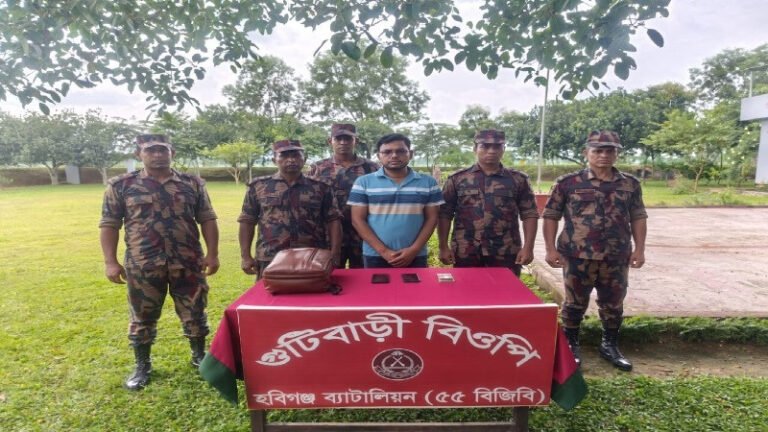 ভারতে পালানোর সময় আটক সুনামগঞ্জের নির্বাচন অফিসের কর্মচারী