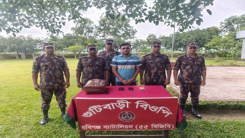 ভারতে পালানোর সময় আটক সুনামগঞ্জের নির্বাচন অফিসের কর্মচারী