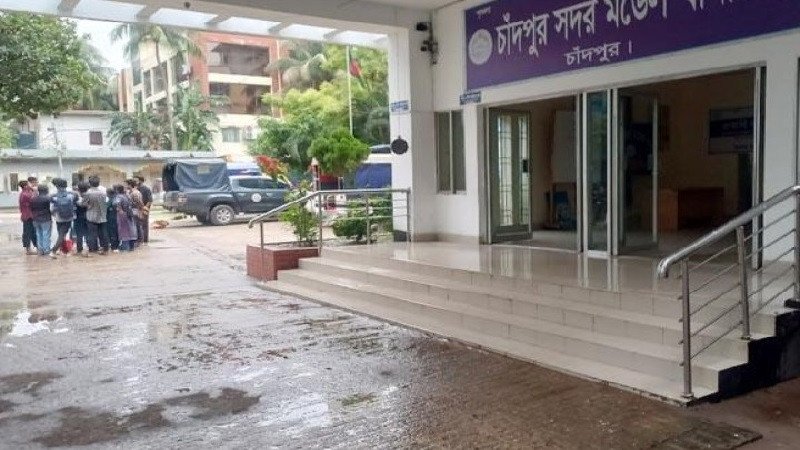 পুলিশ পরিচয়ে চাঁদপুরে গাড়িচালক জিম্মি: ৪ নারী আটক