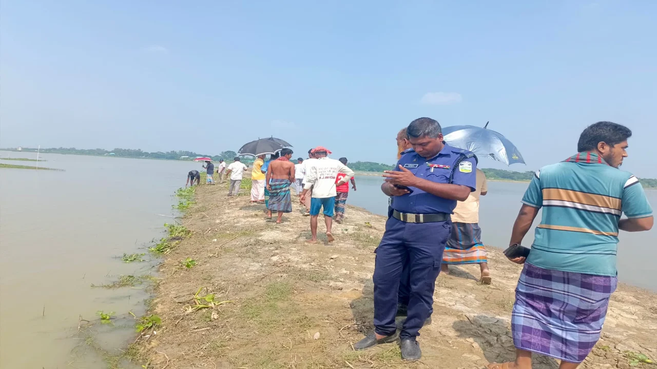 নেত্রকোনার বিলে বিষ প্রয়োগ, ২৫ লাখ টাকার মাছ নিধন