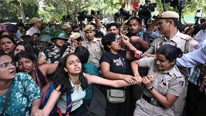 জ্ঞানেশ কুমারের পদত্যাগের দাবিতে মুম্বাইয়ে বিক্ষোভ, দিল্লিতে আটক ১১০০
