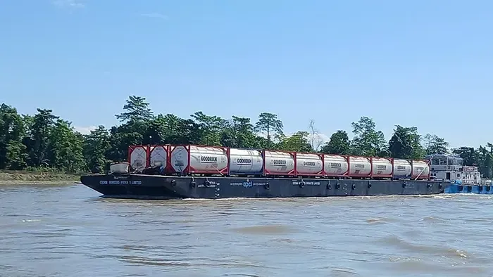 ব্রহ্মপুত্র হয়ে বাংলাদেশে এলো মিথানলবাহী জাহাজ, ফিরল ঐতিহাসিক নৌপথ