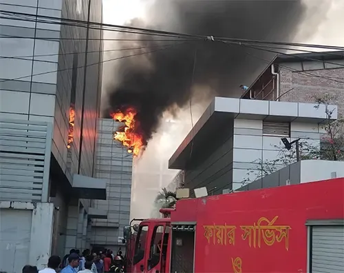 টঙ্গীতে ড্রাগ ইন্টারন্যাশনাল কারখানায় অগ্নিকাণ্ড, নিয়ন্ত্রণে ২০ ইউনিট