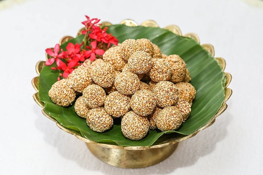 ঘরেই সহজে তৈরি করুন মচমচে তিলের নাড়ু