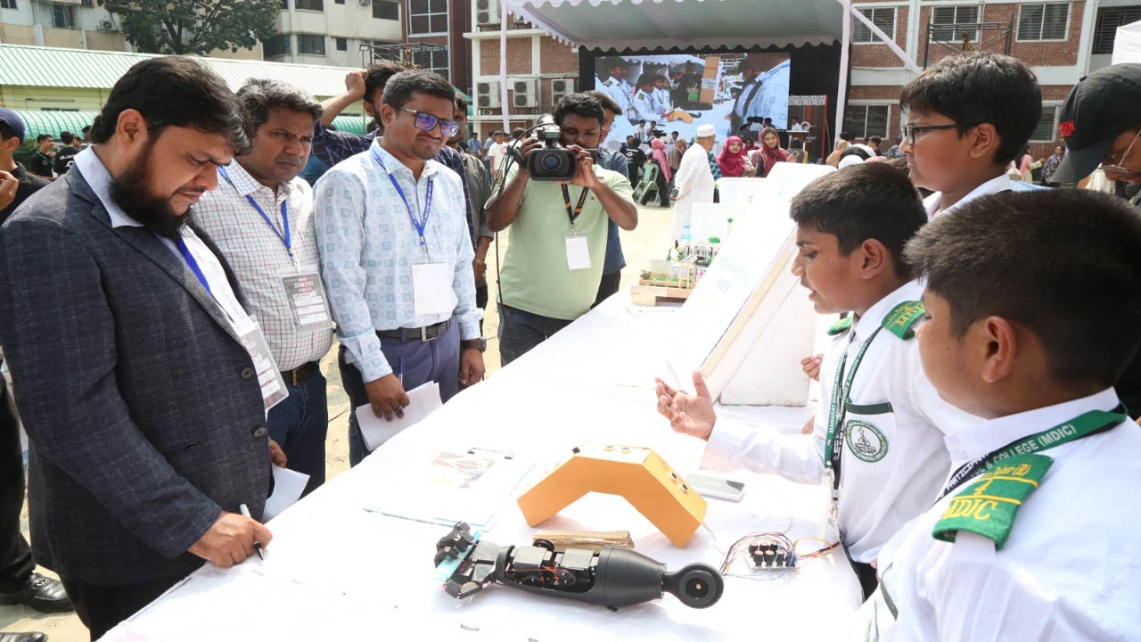 মানারাত স্টেম ফেস্টে খুদে বিজ্ঞানীদের জয়জয়কার