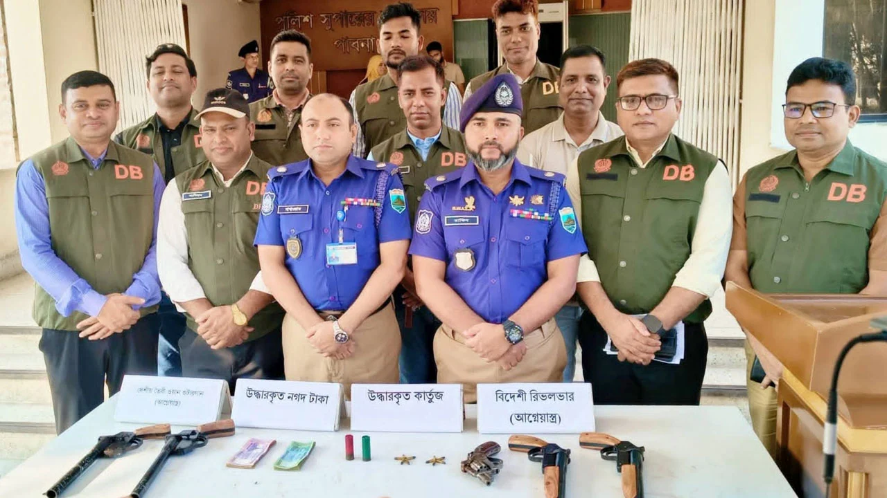 পাবনায় আগ্নেয়াস্ত্র ও গুলিসহ ডিবি পুলিশের হাতে ৪ জন