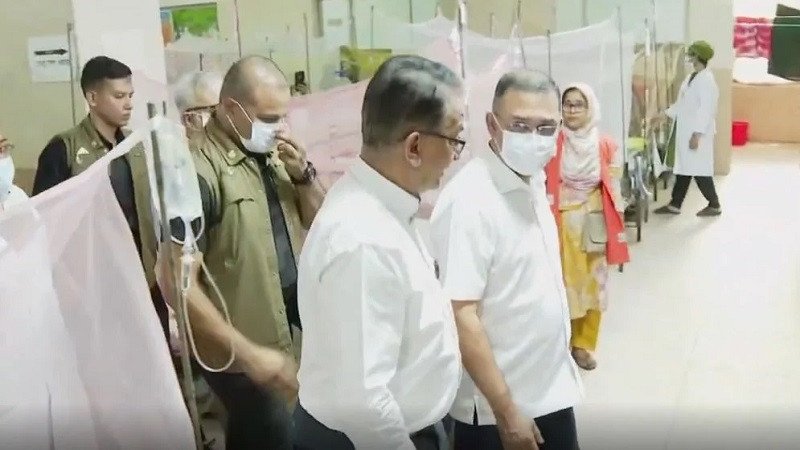 শিশু হাসপাতালে ধূমপান: হাতেনাতে ধরা পড়ে বরখাস্ত চিকিৎসক