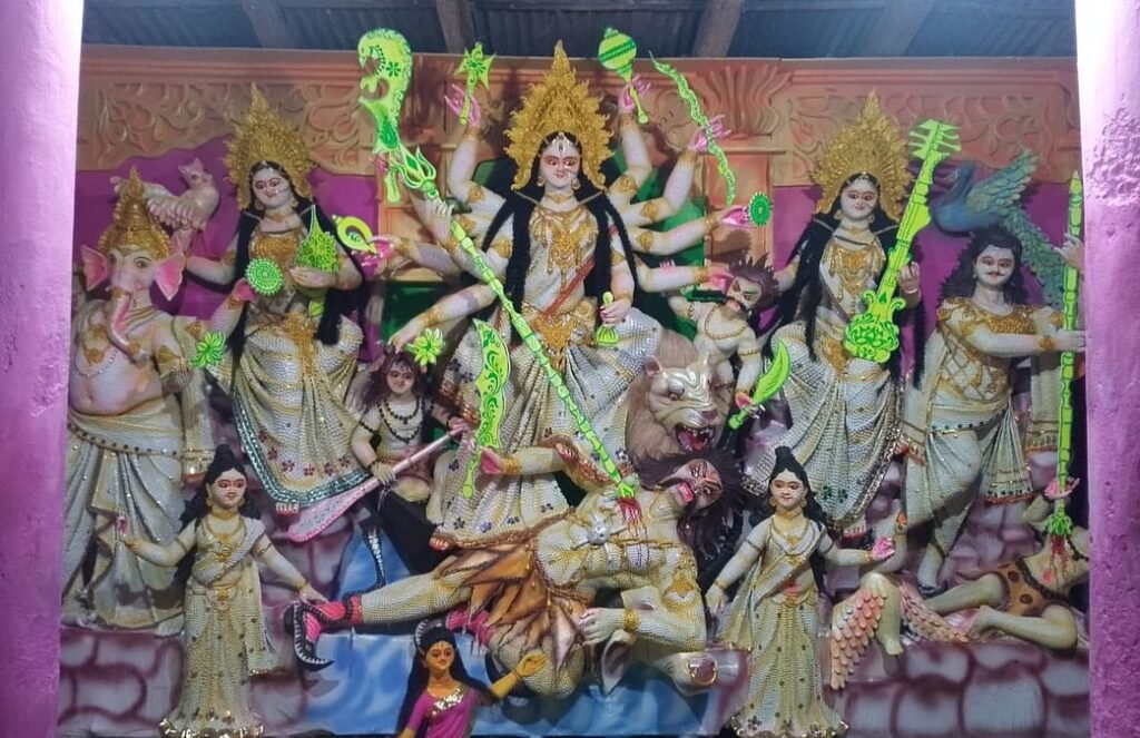সাতক্ষীরায় প্রতিমার ভিন্নধর্মী সাজ: তিল, কিশমিশ ও মুক্তার কারুকাজ