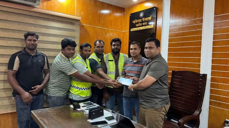 নাটোরে জার্মান পর্যটকের হারানো ল্যাপটপ উদ্ধার করল পুলিশ