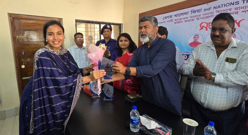 আইএইচএফ নেশনসে সাফল্য: নওগাঁর তিন নারী হ্যান্ডবল খেলোয়াড়কে সংবর্ধনা