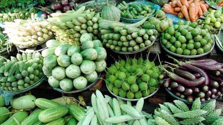 রাজধানীর বাজারে সবজির দামে অস্বস্তি, নাভিশ্বাস ক্রেতার