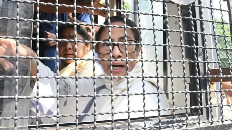 দিল্লিতে পুলিশি হেফাজতে মমতা বন্দ্যোপাধ্যায়