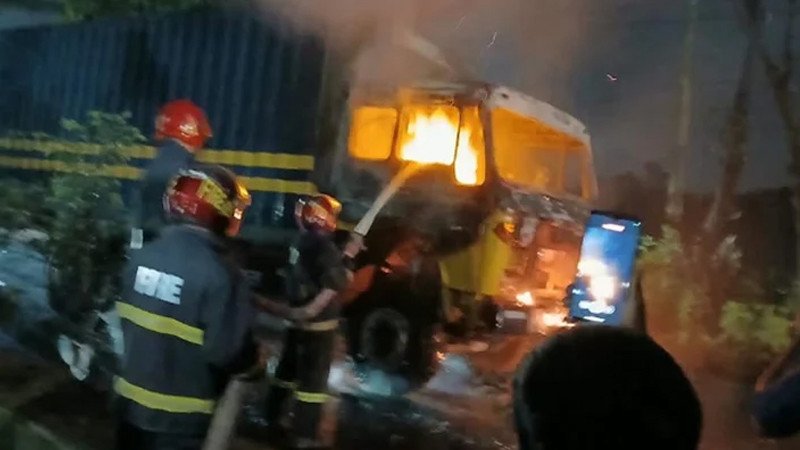 সোনারগাঁয়ে রাসায়নিকবাহী কাভার্ড ভ্যানে আগুন