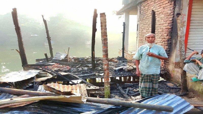 ভোলায় আগুনে পুড়ল ৭০ বছরের বৃদ্ধের জীবিকার সম্বল