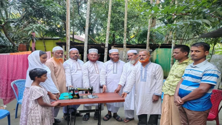 কটিয়াদীতে বিএনপি নেতার বিধবা স্ত্রীকে জামায়াতে ইসলামীর সেলাই মেশিন