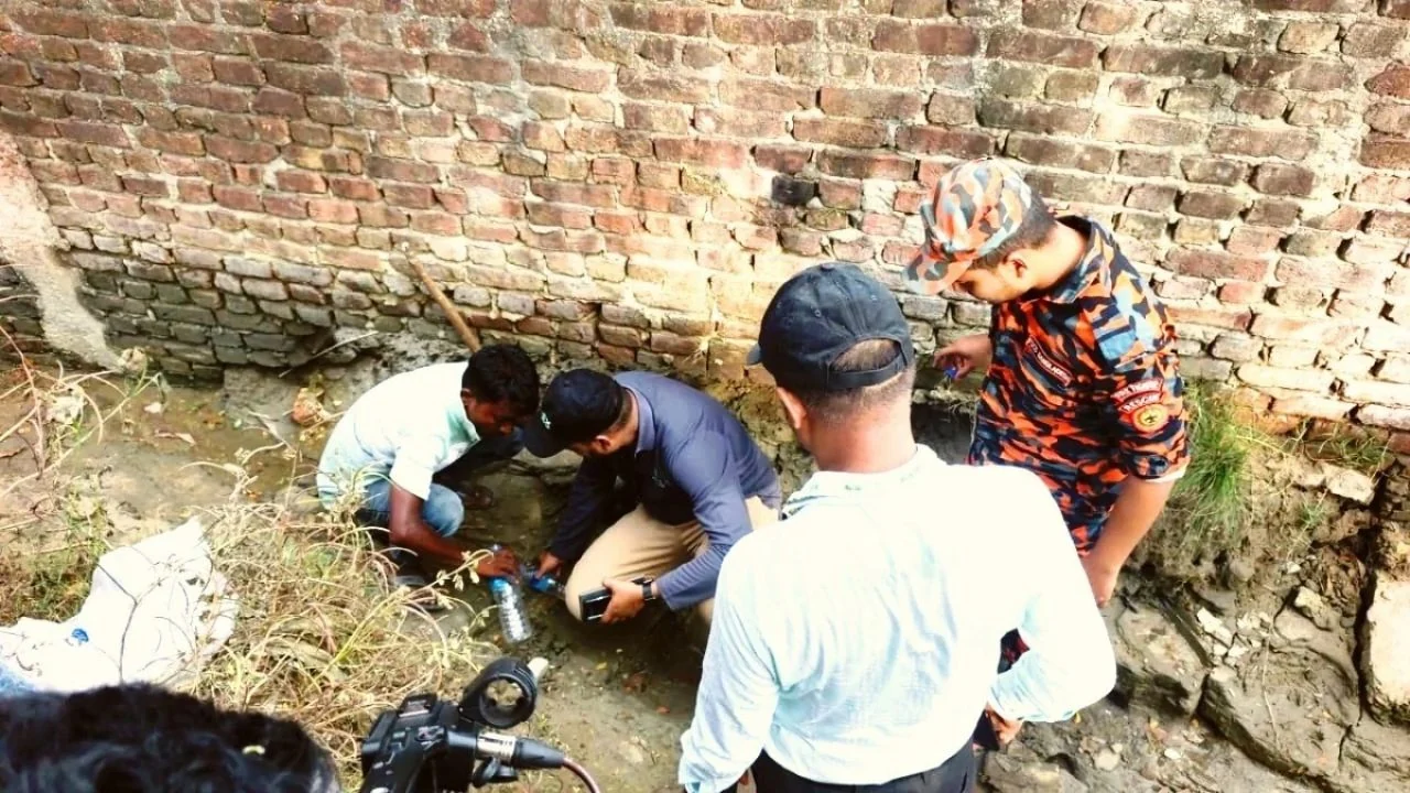 উখিয়ায় নলকূপের গ্যাসে জ্বলা আগুন ৪০ ঘণ্টাতেও অনির্বাপিত