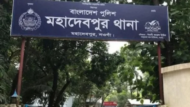 নওগাঁয় অ্যাম্বুলেন্সের ধাক্কায় ভ্যানচালক নিহত, আহত ১