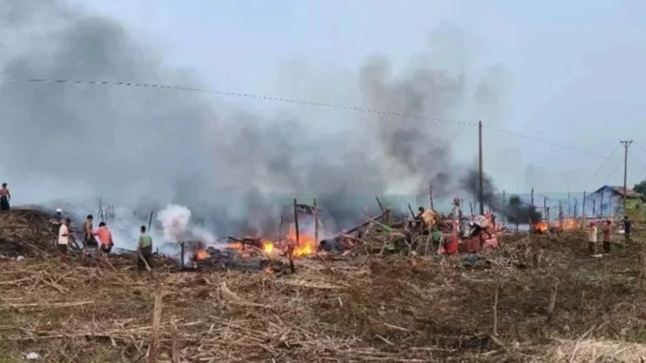 মিয়ানমারের রাখাইনে আশ্রয়শিবিরে জান্তার বিমান হামলা, নিহত ৮